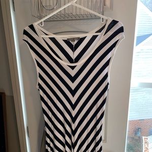 Shortsleeved soft knit maxi dress, chevron black and white, all stripes matched